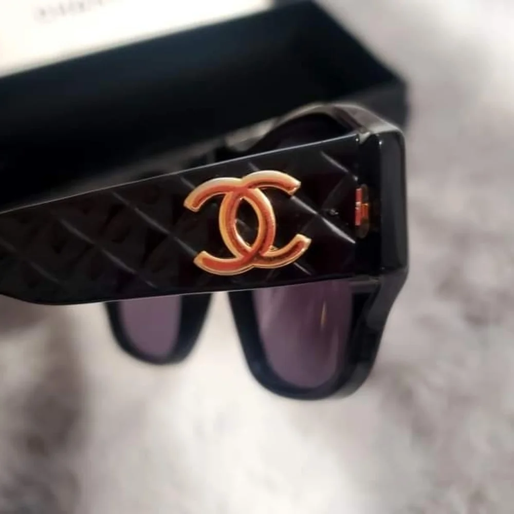 CHANEL Elegant Black Sunglasses with Gold Accent - Picture 5 of 8
